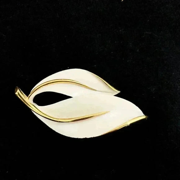 1960’s Sarah Coventry Pearlized Perfection white and gold leaf Brooch Pin - Picture 4 of 6